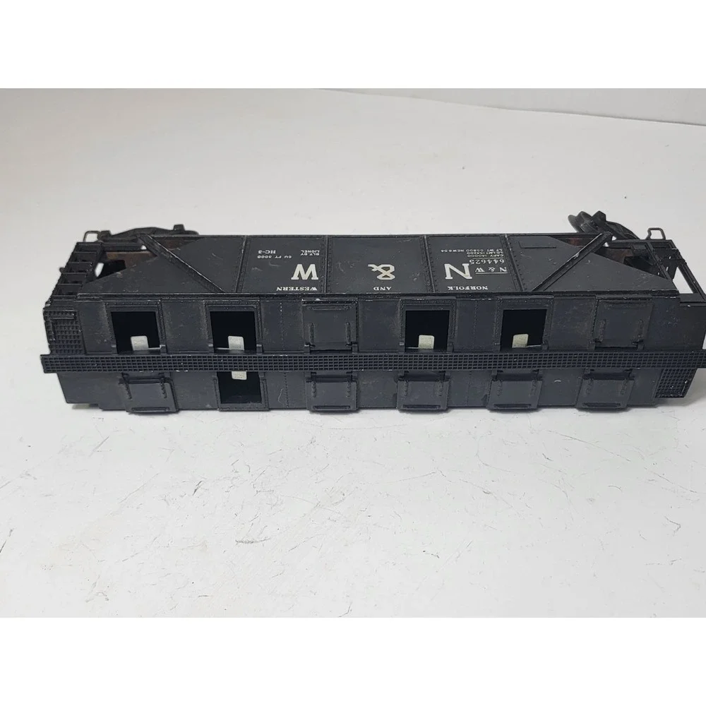 Lionel O Gauge Norfolk & Western Covered Hopper Open Hatches #644625 Model Train